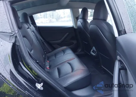 2018 Tesla Model 3 Long Range/Mid Range z USA, uszkodzony, nr VIN 5YJ3E1EAXJF020989